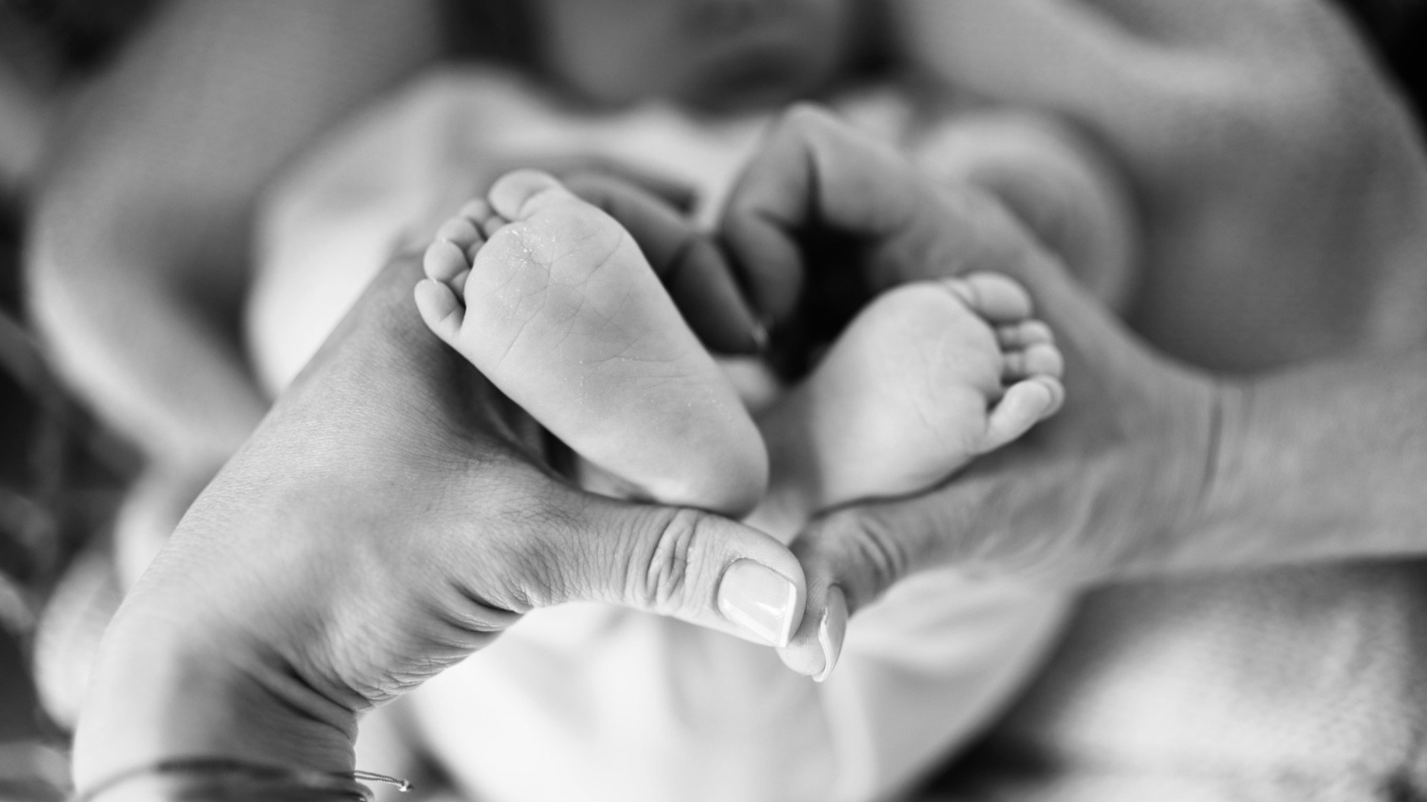 Babyfüße in Händen